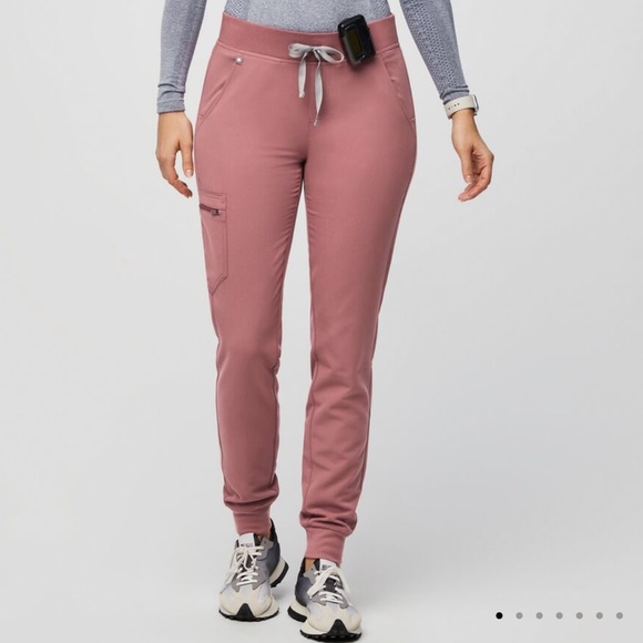 FIGS Casma Three-Pocket Scrub Top + Zamora Jogger Scrub Pants - Picture 3 of 6